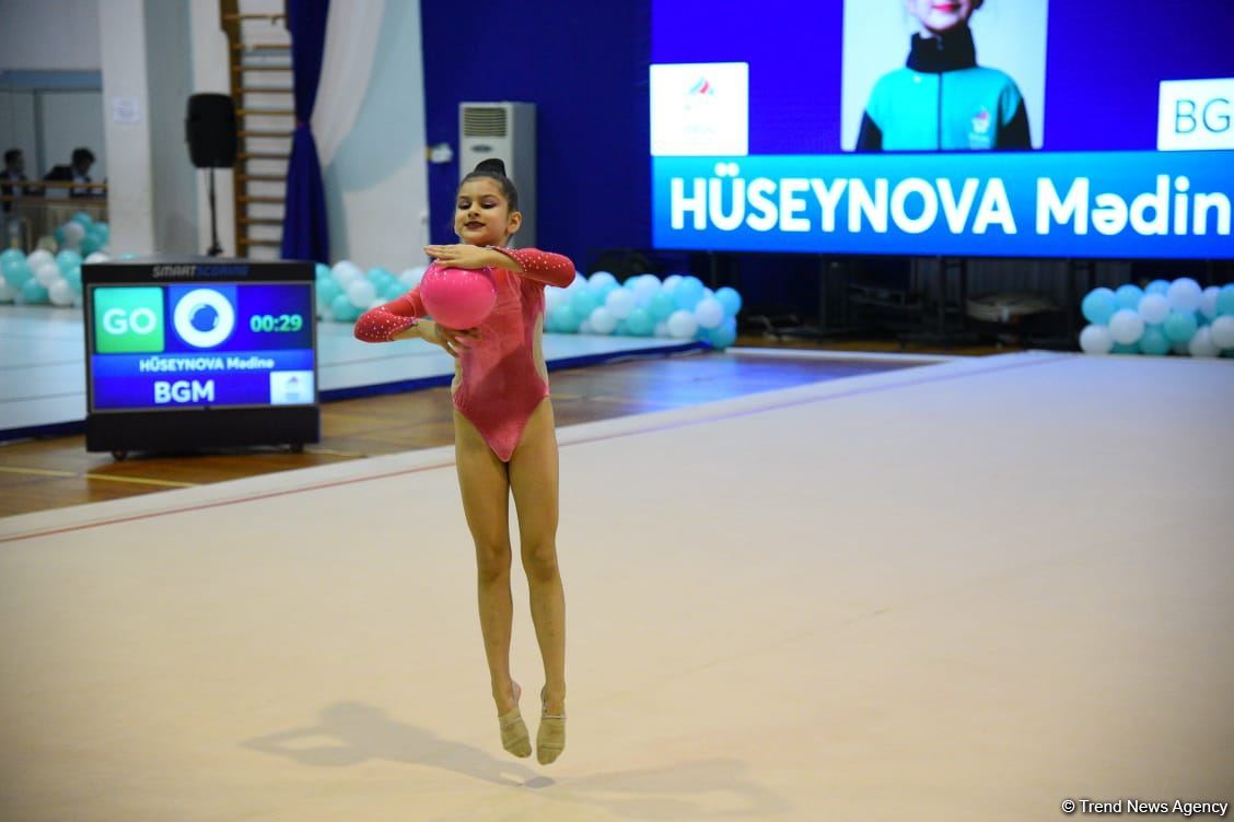 Bədii və aerobika gimnastikası üzrə birgə Bakı çempionatının ikinci günü start götürüb (FOTO)