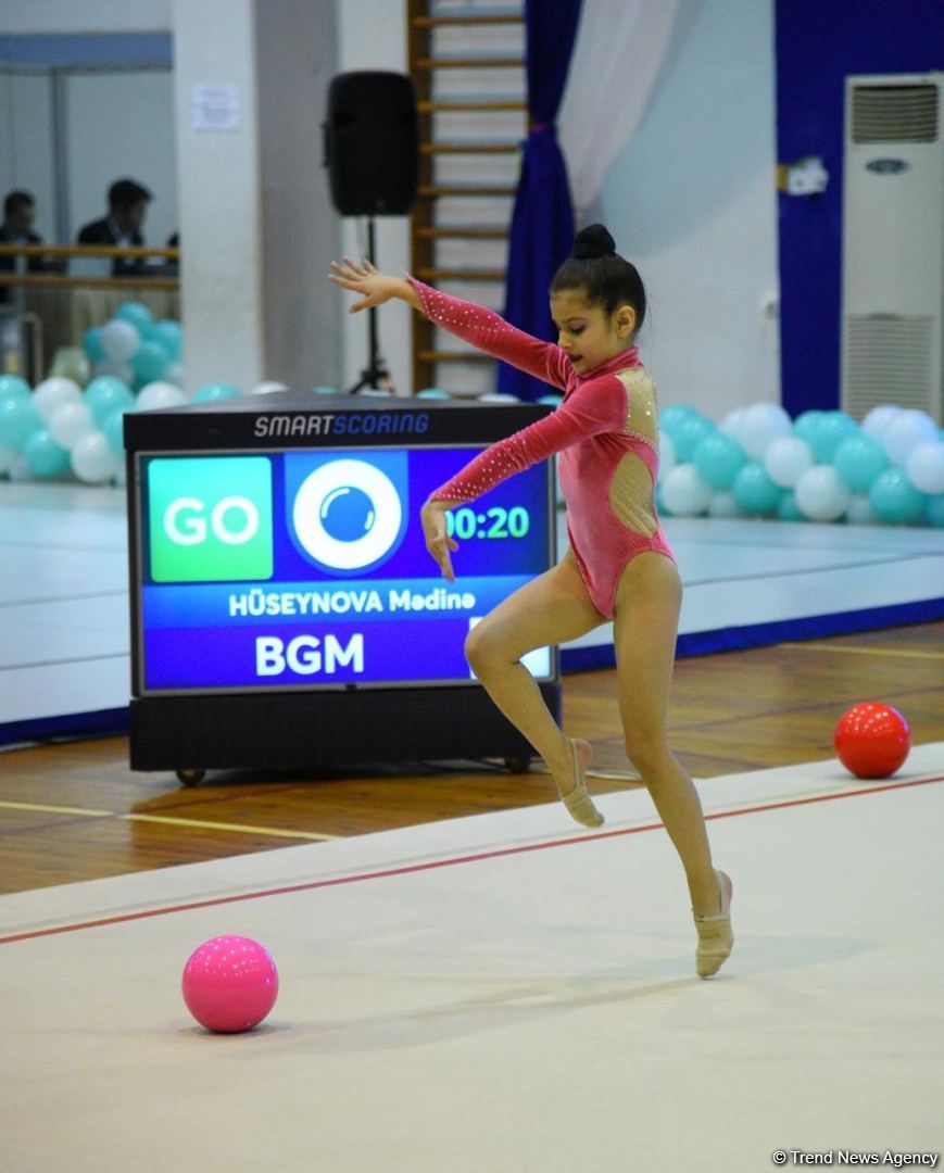 Bədii və aerobika gimnastikası üzrə birgə Bakı çempionatının ikinci günü start götürüb (FOTO)