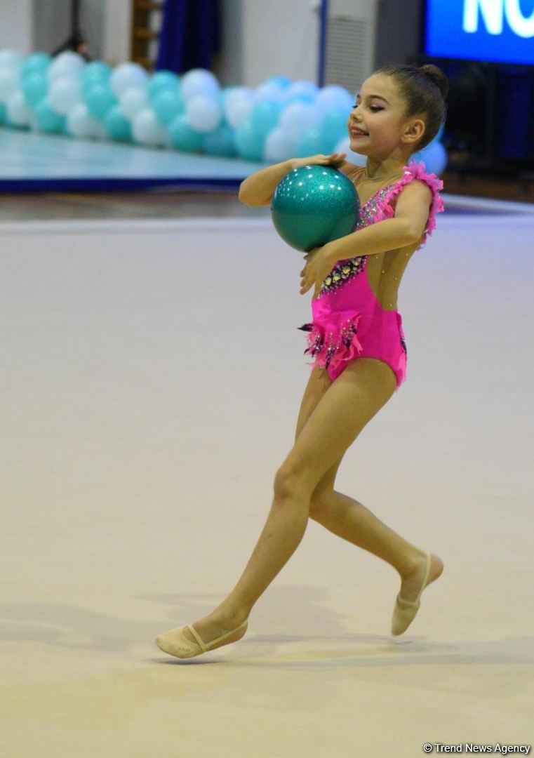Bədii və aerobika gimnastikası üzrə birgə Bakı çempionatının ikinci günü start götürüb (FOTO)