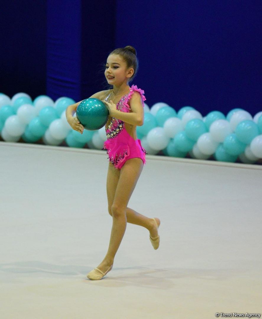Bədii və aerobika gimnastikası üzrə birgə Bakı çempionatının ikinci günü start götürüb (FOTO)