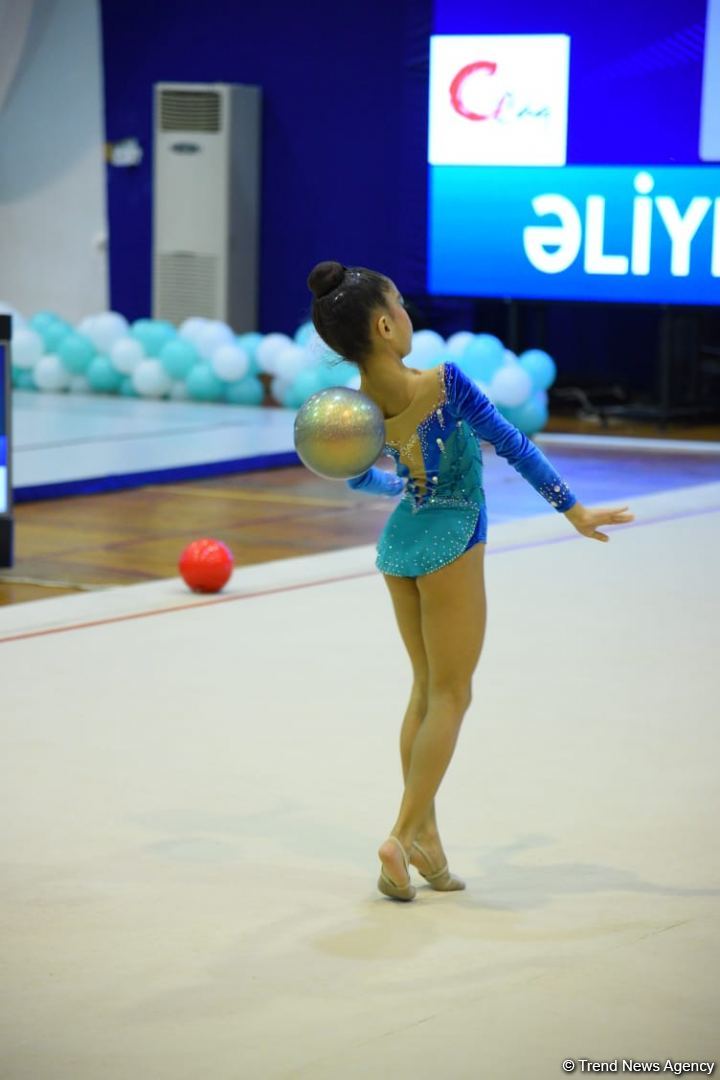 Bədii və aerobika gimnastikası üzrə birgə Bakı çempionatının ikinci günü start götürüb (FOTO)