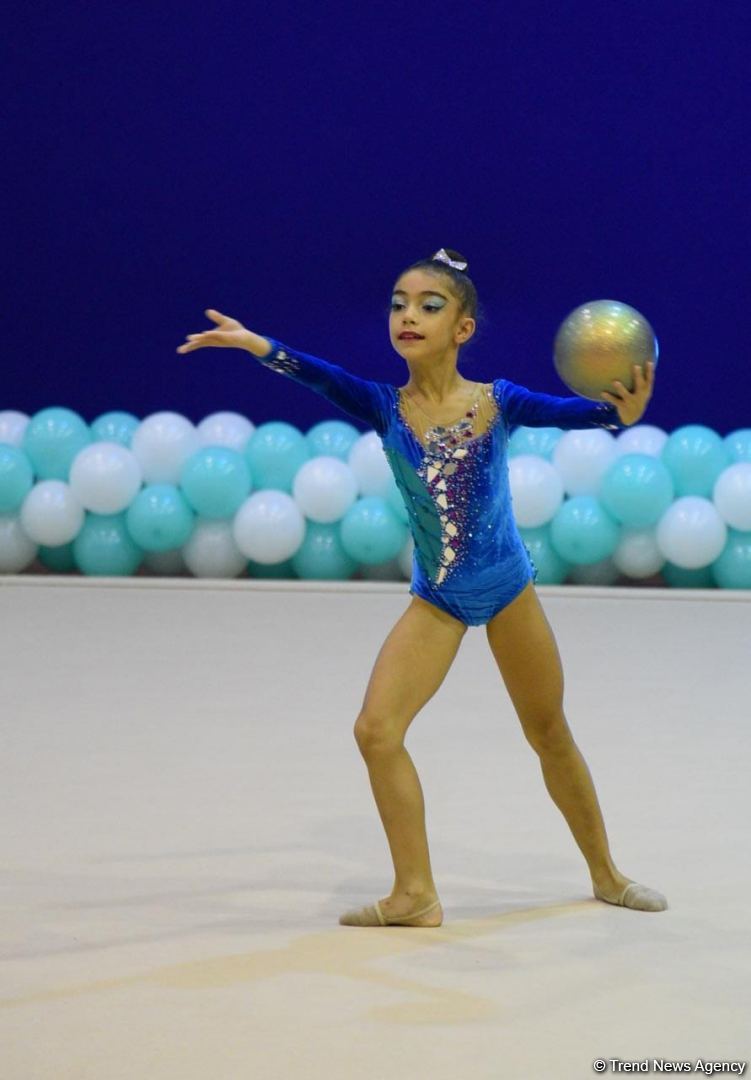 Bədii və aerobika gimnastikası üzrə birgə Bakı çempionatının ikinci günü start götürüb (FOTO)
