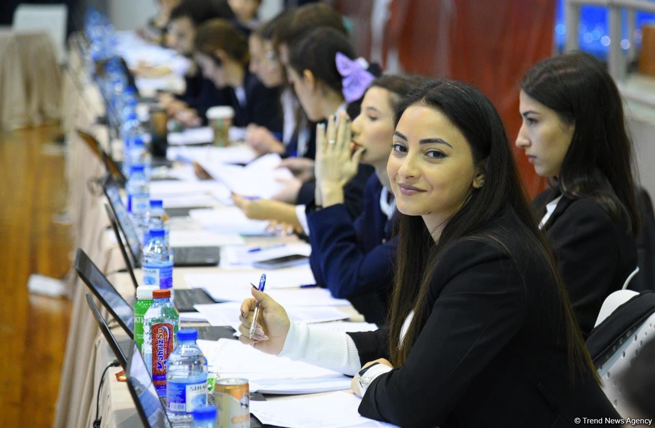 Bədii və aerobika gimnastikası üzrə birgə Bakı çempionatının ikinci günü start götürüb (FOTO)