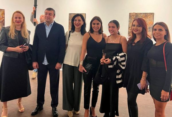Tbilisidə tanınmış Azərbaycan rəssamı Aida Mahmudovanın “Cənnət Gözləyə Bilər” adlı sərgisi açılıb (FOTO)