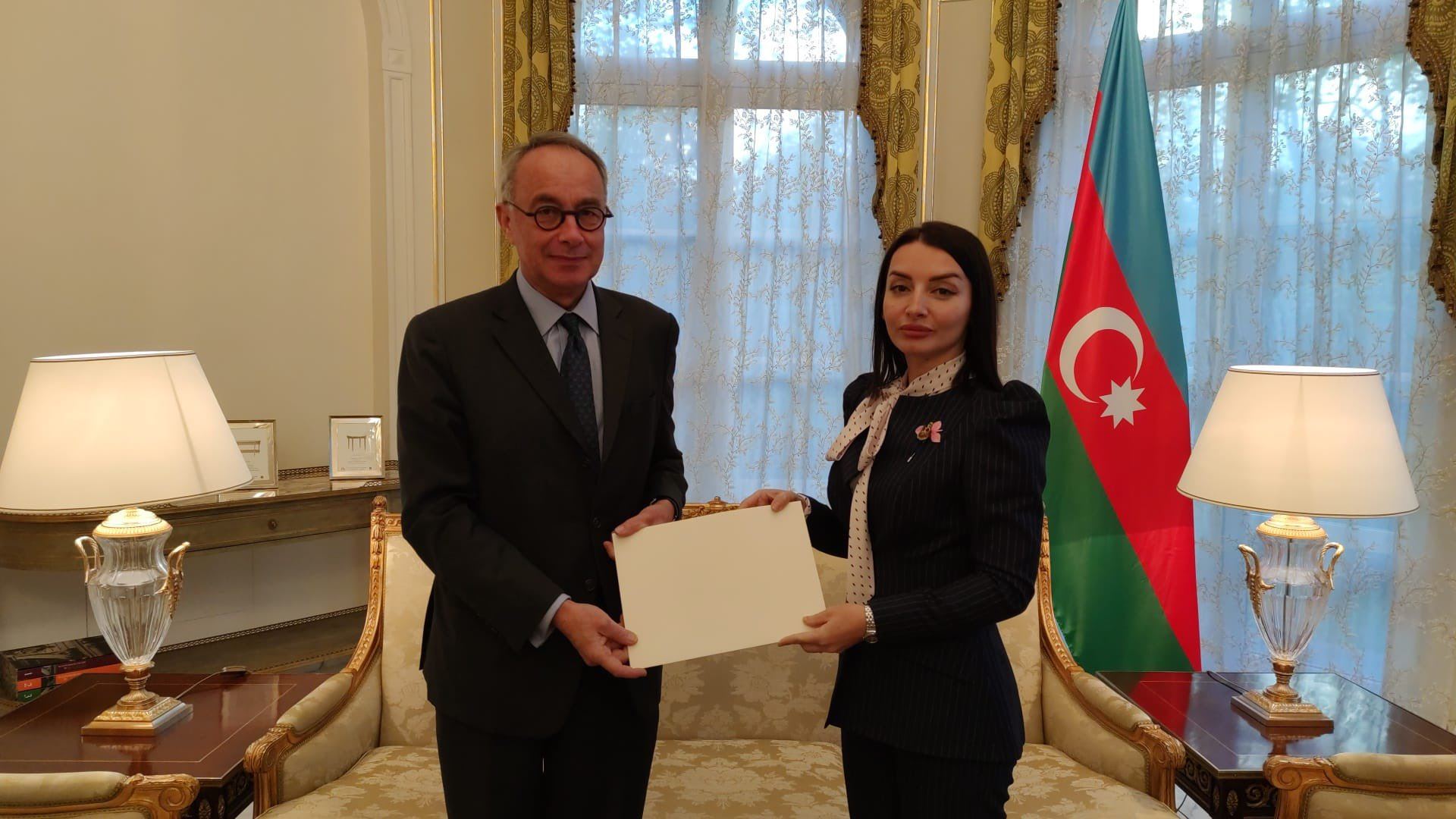 Leyla Abdullayeva etimadnaməsinin surətini Fransa Xarici İşlər Nazirliyinə təqdim edib (FOTO)