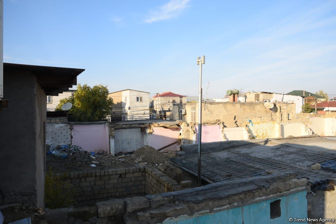 Bakının bu ünvanında evlərin sökülməsinə başlanılıb (FOTO)