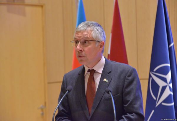 Britaniya səfiri Fazil Mustafaya qarşı silahlı hücumu qınayıb