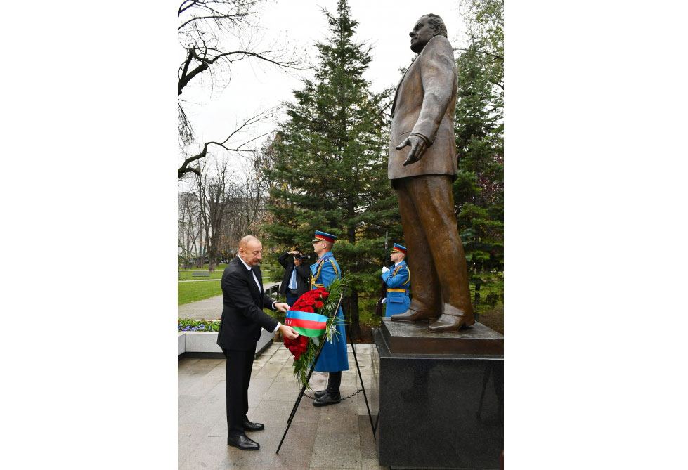 Prezident İlham Əliyev Belqraddakı Taşmaydan parkında Ümummilli Lider Heydər Əliyevin və Milorad Paviçin abidələrini ziyarət edib (FOTO/VİDEO)