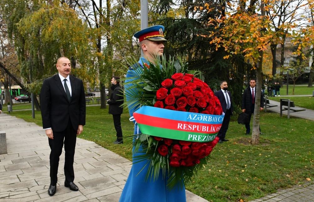 Prezident İlham Əliyev Belqraddakı Taşmaydan parkında Ümummilli Lider Heydər Əliyevin və Milorad Paviçin abidələrini ziyarət edib (FOTO/VİDEO)