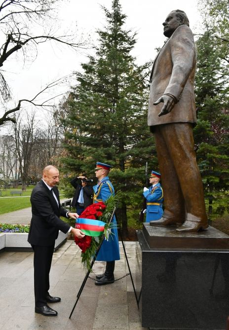 Prezident İlham Əliyev Belqraddakı Taşmaydan parkında Ümummilli Lider Heydər Əliyevin və Milorad Paviçin abidələrini ziyarət edib (FOTO/VİDEO)