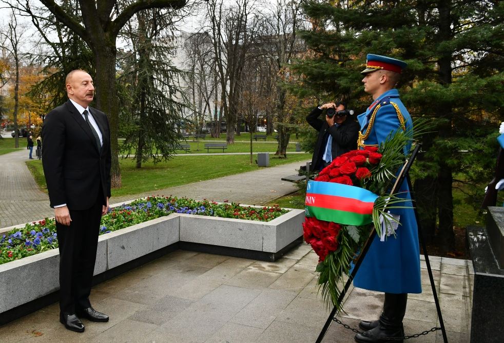 Prezident İlham Əliyev Belqraddakı Taşmaydan parkında Ümummilli Lider Heydər Əliyevin və Milorad Paviçin abidələrini ziyarət edib (FOTO/VİDEO)