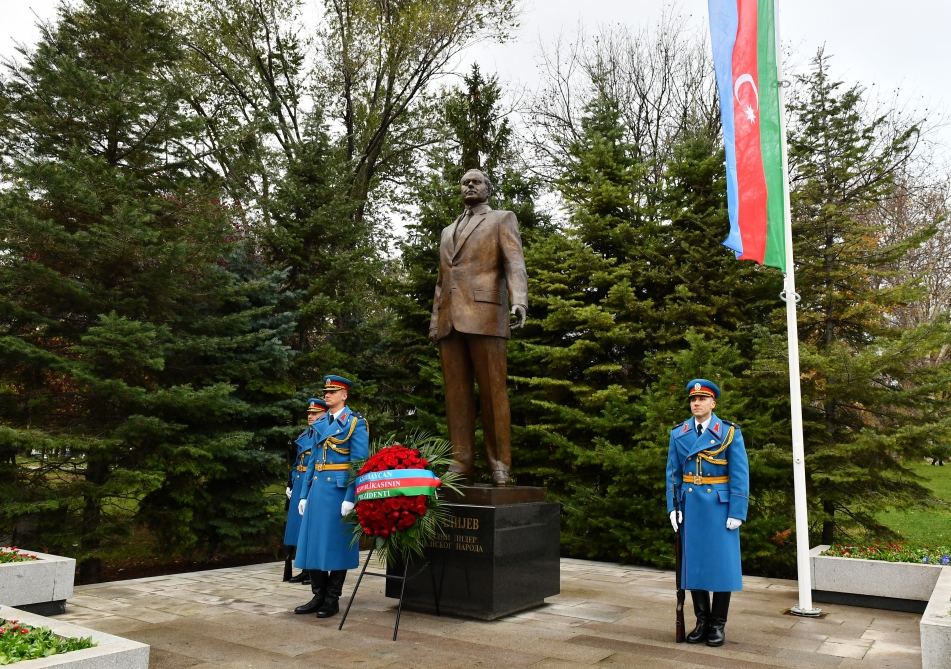 Prezident İlham Əliyev Belqraddakı Taşmaydan parkında Ümummilli Lider Heydər Əliyevin və Milorad Paviçin abidələrini ziyarət edib (FOTO/VİDEO)
