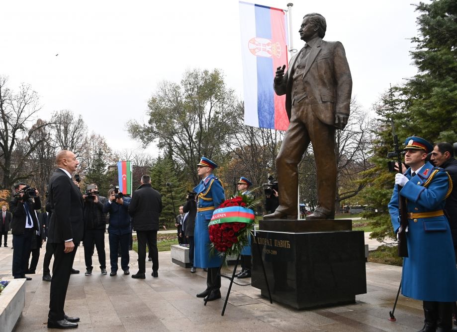 Prezident İlham Əliyev Belqraddakı Taşmaydan parkında Ümummilli Lider Heydər Əliyevin və Milorad Paviçin abidələrini ziyarət edib (FOTO/VİDEO)