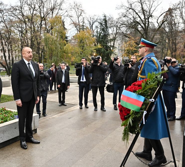Prezident İlham Əliyev Belqraddakı Taşmaydan parkında Ümummilli Lider Heydər Əliyevin və Milorad Paviçin abidələrini ziyarət edib (FOTO/VİDEO)