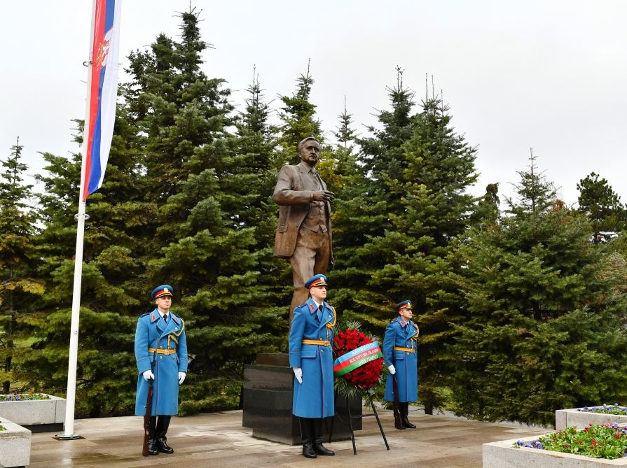 Prezident İlham Əliyev Belqraddakı Taşmaydan parkında Ümummilli Lider Heydər Əliyevin və Milorad Paviçin abidələrini ziyarət edib (FOTO/VİDEO)