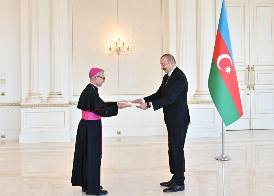 Prezident İlham Əliyev Müqəddəs Taxt-Tacın Azərbaycanda yeni təyin olunmuş apostol nunsisinin etimadnaməsini qəbul edib (FOTO/VİDEO) (YENİLƏNİB)