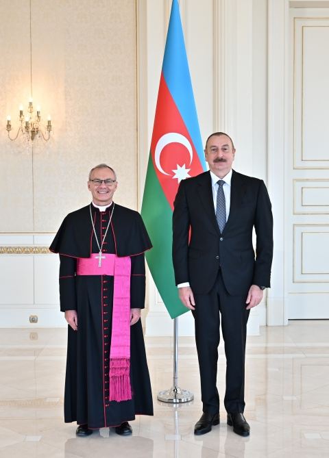 Prezident İlham Əliyev Müqəddəs Taxt-Tacın Azərbaycanda yeni təyin olunmuş apostol nunsisinin etimadnaməsini qəbul edib (FOTO/VİDEO) (YENİLƏNİB)