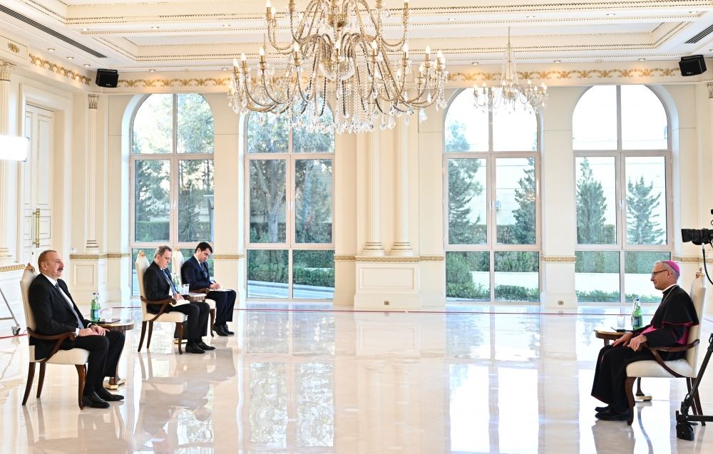 Prezident İlham Əliyev Müqəddəs Taxt-Tacın Azərbaycanda yeni təyin olunmuş apostol nunsisinin etimadnaməsini qəbul edib (FOTO/VİDEO) (YENİLƏNİB)
