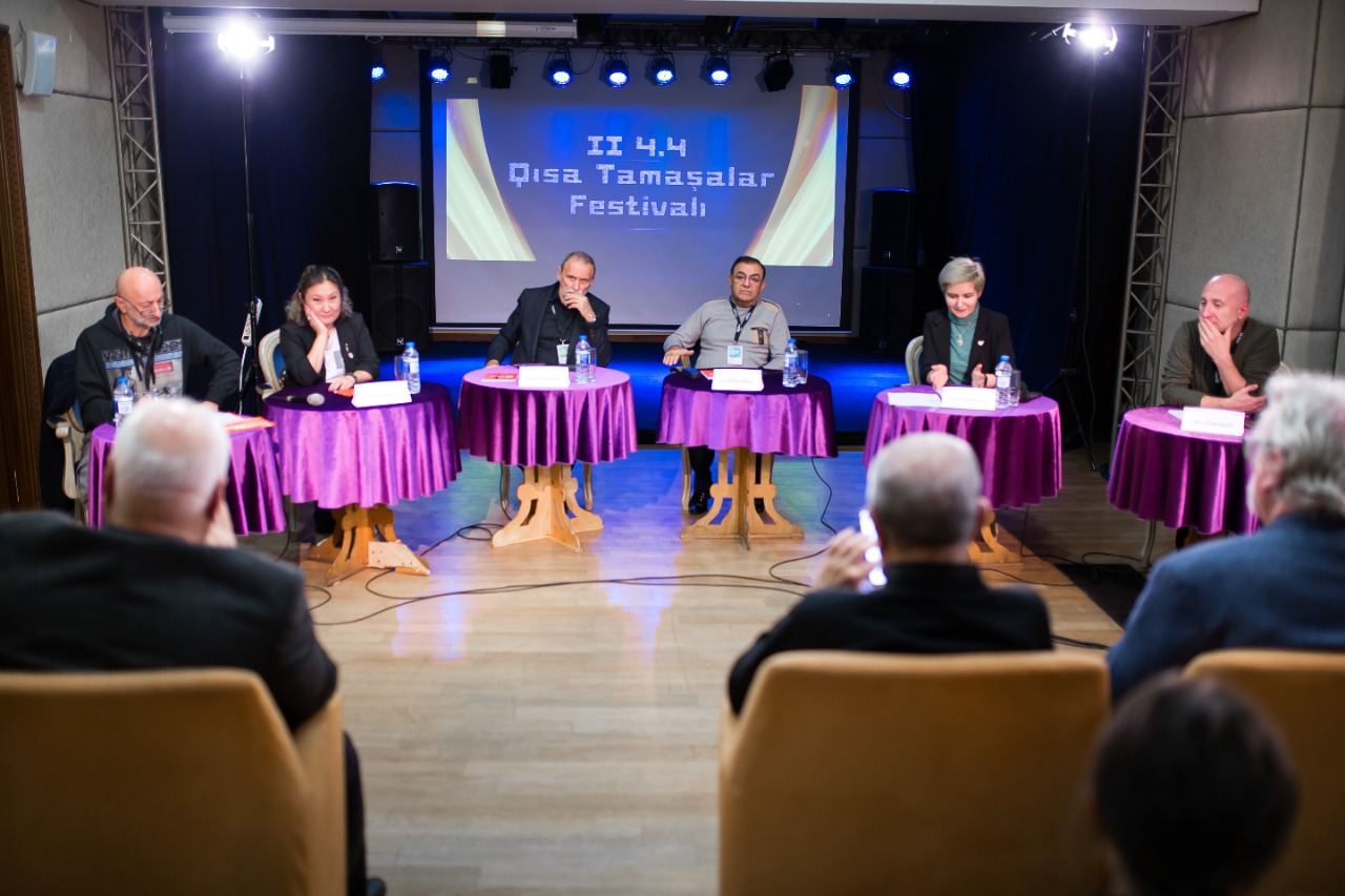 “4.4 Qısa Tamaşalar Festivalı” davam edir (FOTO)