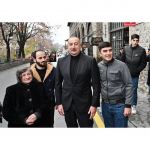 Prezident İlham Əliyev və Birinci xanım Mehriban Əliyeva Şəki şəhərinə səfər zamanı sakinlərlə görüşüb söhbət ediblər (FOTO)