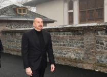 Prezident İlham Əliyev və Birinci xanım Mehriban Əliyeva “Yuxarı Baş” Milli Tarix-Memarlıq Qoruğu ərazisində aparılan təmir-bərpa işləri ilə tanış olublar (FOTO/VİDEO) (YENİLƏNİB)