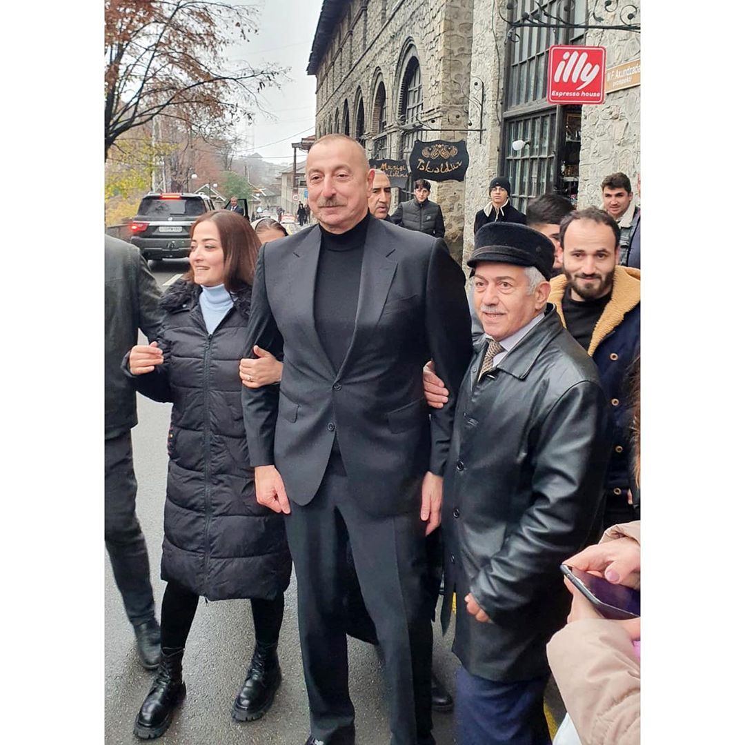 Prezident İlham Əliyev və Birinci xanım Mehriban Əliyeva Şəki şəhərinə səfər zamanı sakinlərlə görüşüb söhbət ediblər (FOTO)