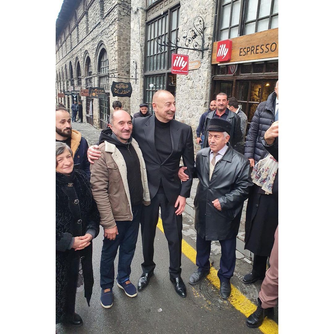 Prezident İlham Əliyev və Birinci xanım Mehriban Əliyeva Şəki şəhərinə səfər zamanı sakinlərlə görüşüb söhbət ediblər (FOTO)