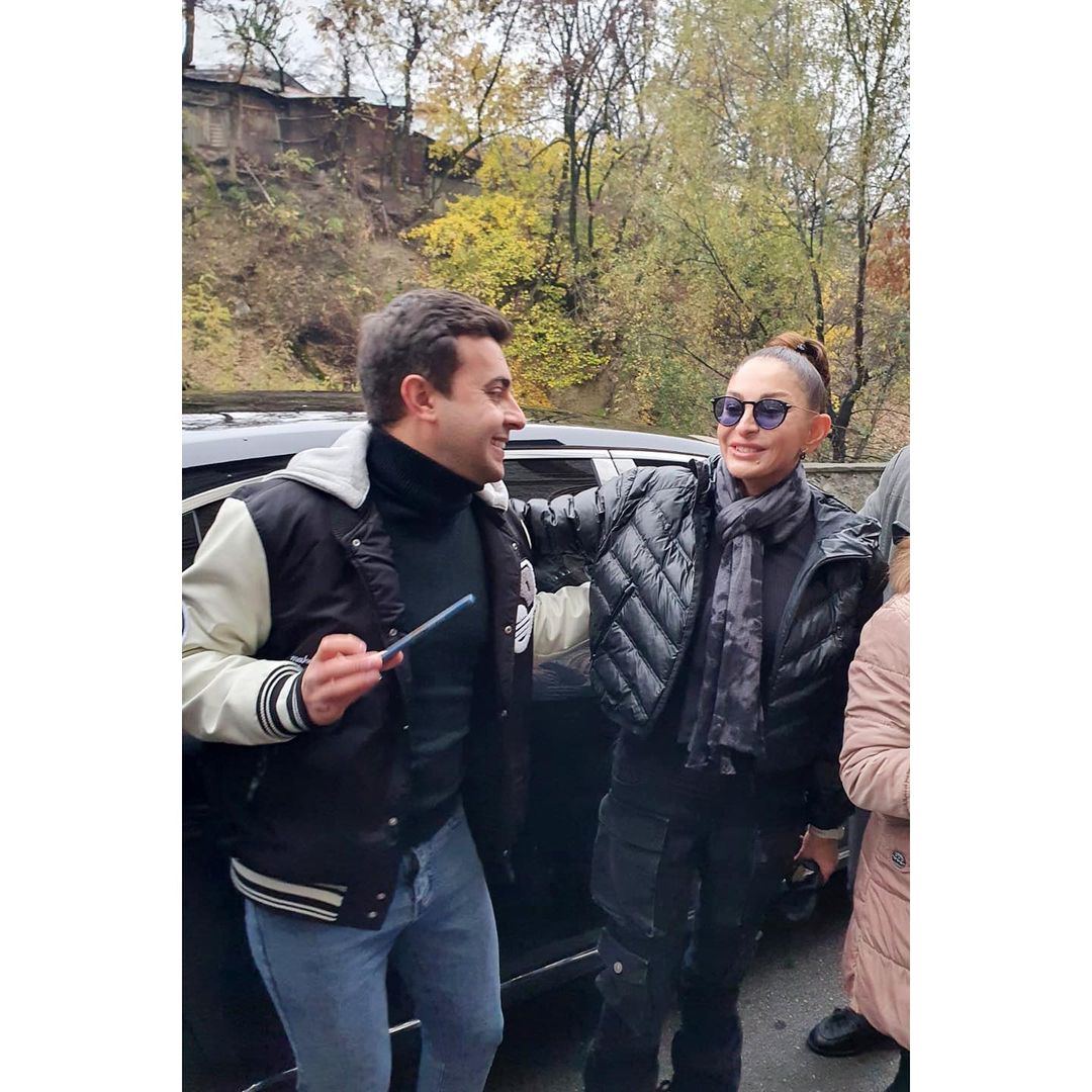 Prezident İlham Əliyev və Birinci xanım Mehriban Əliyeva Şəki şəhərinə səfər zamanı sakinlərlə görüşüb söhbət ediblər (FOTO)
