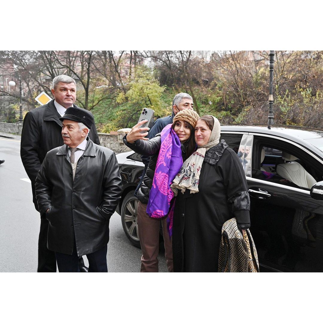 Prezident İlham Əliyev və Birinci xanım Mehriban Əliyeva Şəki şəhərinə səfər zamanı sakinlərlə görüşüb söhbət ediblər (FOTO)