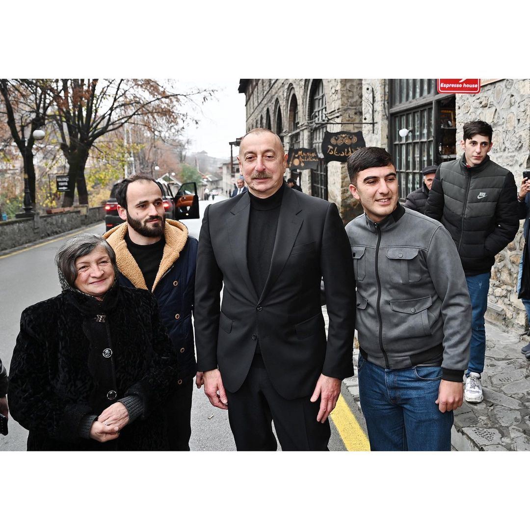 Prezident İlham Əliyev və Birinci xanım Mehriban Əliyeva Şəki şəhərinə səfər zamanı sakinlərlə görüşüb söhbət ediblər (FOTO)