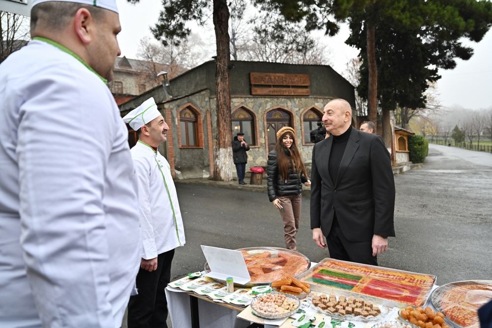 Prezident İlham Əliyev və Birinci xanım Mehriban Əliyeva “Yuxarı Baş” Milli Tarix-Memarlıq Qoruğu ərazisində aparılan təmir-bərpa işləri ilə tanış olublar (FOTO/VİDEO) (YENİLƏNİB)