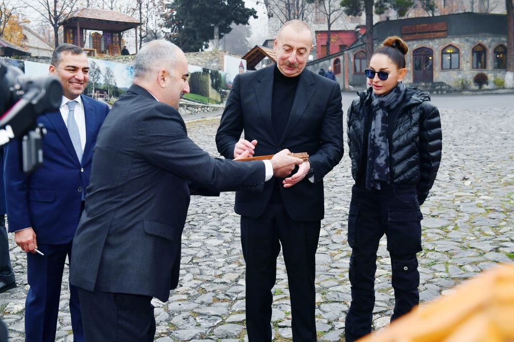 Prezident İlham Əliyev və Birinci xanım Mehriban Əliyeva “Yuxarı Baş” Milli Tarix-Memarlıq Qoruğu ərazisində aparılan təmir-bərpa işləri ilə tanış olublar (FOTO/VİDEO) (YENİLƏNİB)