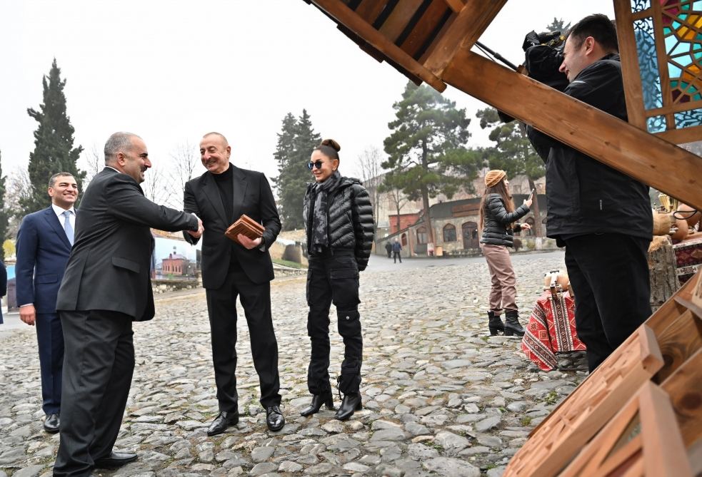 Prezident İlham Əliyev və Birinci xanım Mehriban Əliyeva “Yuxarı Baş” Milli Tarix-Memarlıq Qoruğu ərazisində aparılan təmir-bərpa işləri ilə tanış olublar (FOTO/VİDEO) (YENİLƏNİB)