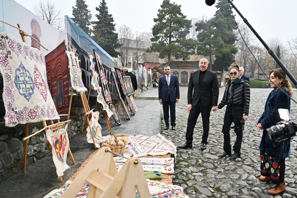 Prezident İlham Əliyev və Birinci xanım Mehriban Əliyeva “Yuxarı Baş” Milli Tarix-Memarlıq Qoruğu ərazisində aparılan təmir-bərpa işləri ilə tanış olublar (FOTO/VİDEO) (YENİLƏNİB)
