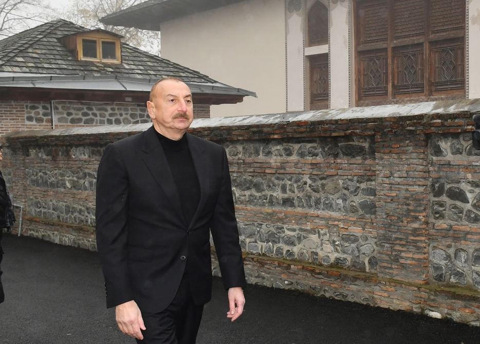 Prezident İlham Əliyev və Birinci xanım Mehriban Əliyeva “Yuxarı Baş” Milli Tarix-Memarlıq Qoruğu ərazisində aparılan təmir-bərpa işləri ilə tanış olublar (FOTO/VİDEO) (YENİLƏNİB)