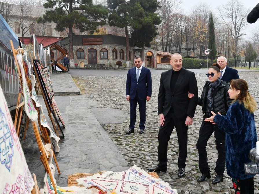 Prezident İlham Əliyev və Birinci xanım Mehriban Əliyeva “Yuxarı Baş” Milli Tarix-Memarlıq Qoruğu ərazisində aparılan təmir-bərpa işləri ilə tanış olublar (FOTO/VİDEO) (YENİLƏNİB)