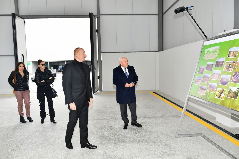 Prezident İlham Əliyev və Birinci xanım Mehriban Əliyeva Orta Zəyzid kəndində quru meyvə istehsalı müəssisəsində yaradılan şəraitlə tanış olublar (FOTO/VİDEO) (YENİLƏNİB)