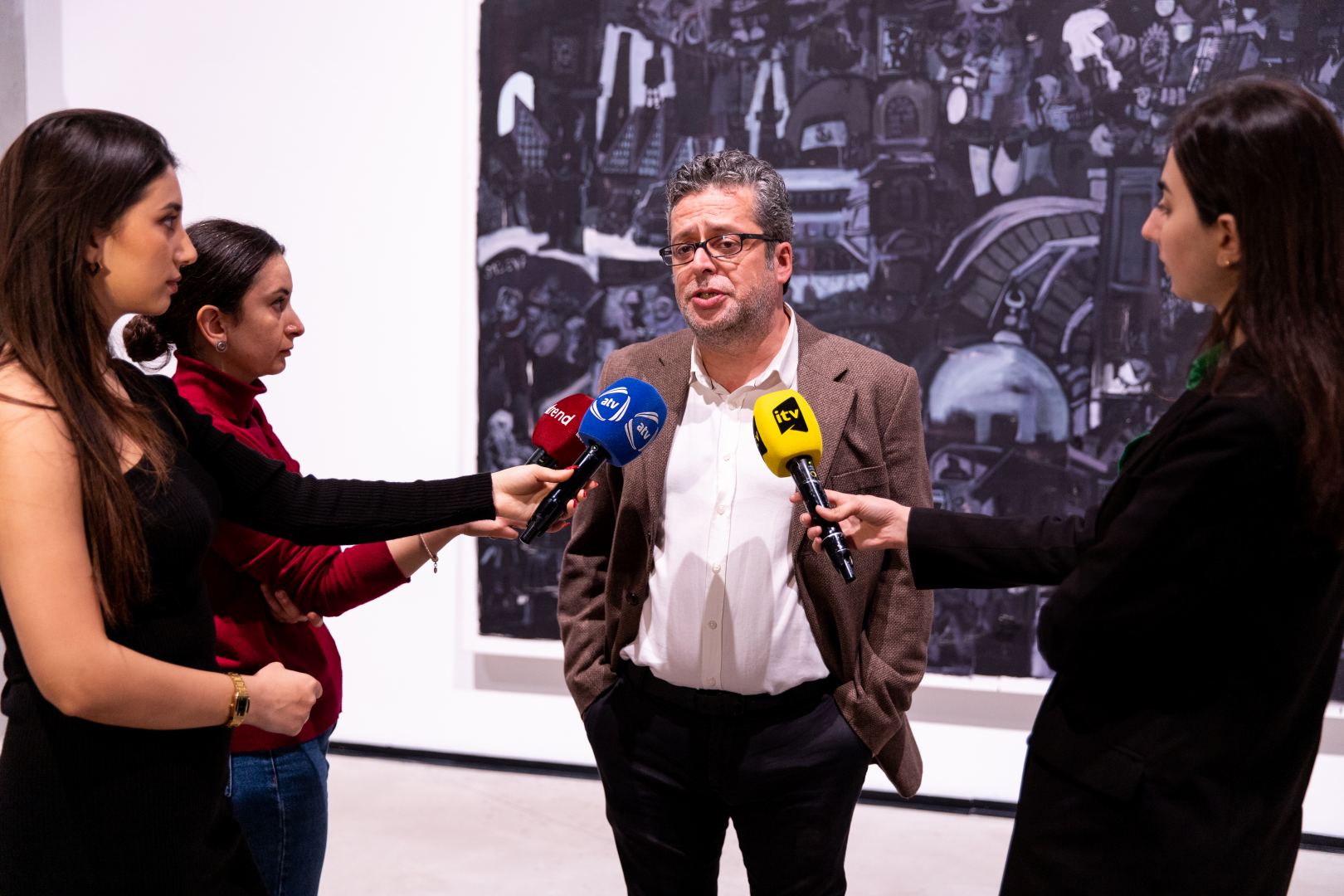 YARAT Müasir İncəsənət Mərkəzində "MULTİPERSPEKTİVDƏ" türk rəssamların sərgisi açılıb (FOTO)