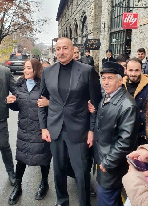 Prezident İlham Əliyev və Birinci xanım Mehriban Əliyeva “Yuxarı Baş” Milli Tarix-Memarlıq Qoruğu ərazisində aparılan təmir-bərpa işləri ilə tanış olublar (FOTO/VİDEO) (YENİLƏNİB)