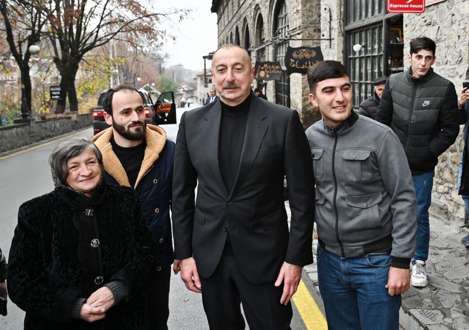 Prezident İlham Əliyev və Birinci xanım Mehriban Əliyeva “Yuxarı Baş” Milli Tarix-Memarlıq Qoruğu ərazisində aparılan təmir-bərpa işləri ilə tanış olublar (FOTO/VİDEO) (YENİLƏNİB)