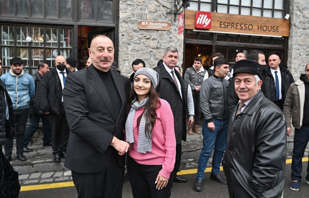 Prezident İlham Əliyev və Birinci xanım Mehriban Əliyeva “Yuxarı Baş” Milli Tarix-Memarlıq Qoruğu ərazisində aparılan təmir-bərpa işləri ilə tanış olublar (FOTO/VİDEO) (YENİLƏNİB)