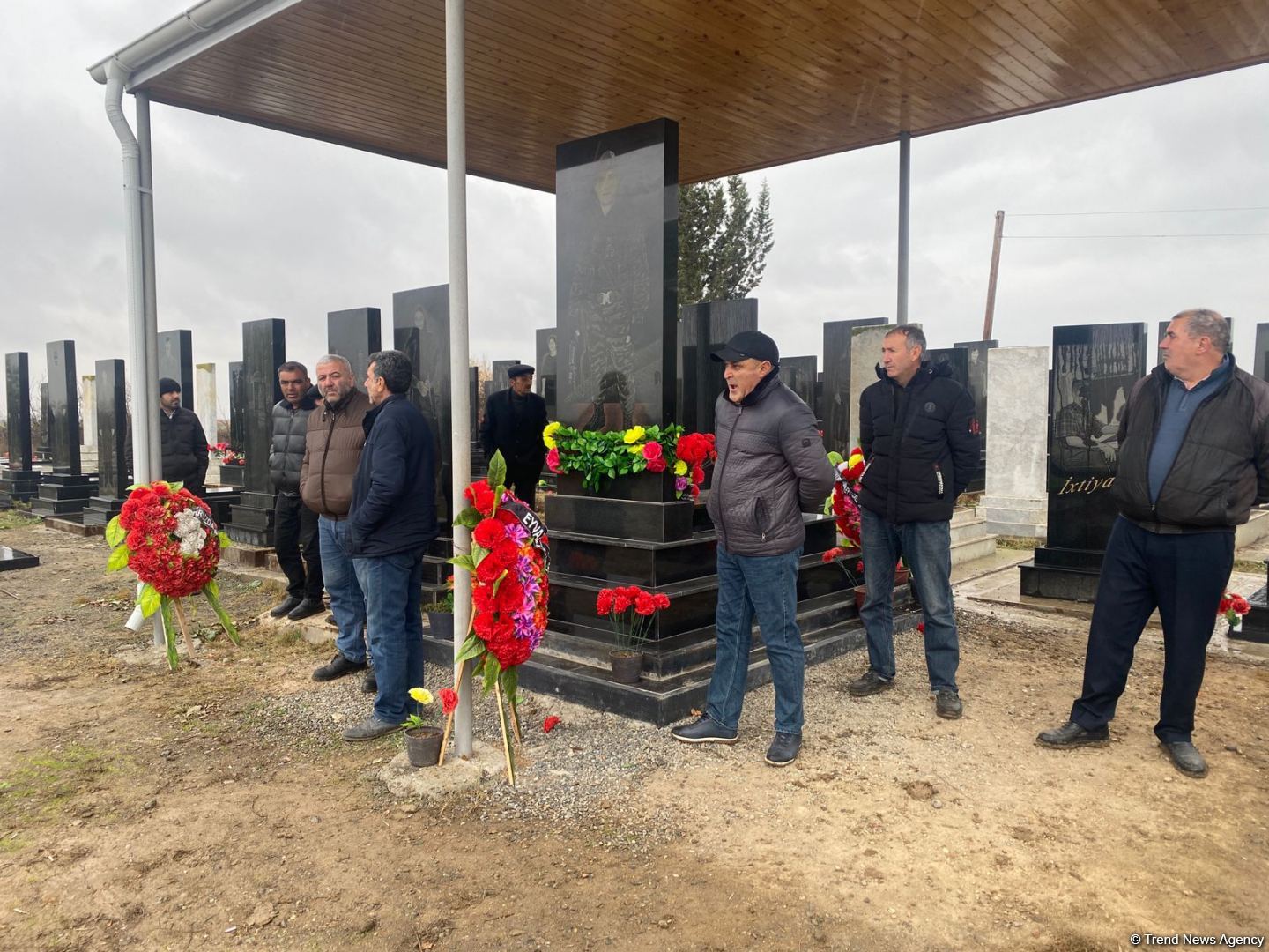 Beyləqanda qətlə yetirilən bir ailənin 4 üzvü dəfn olunub (FOTO)