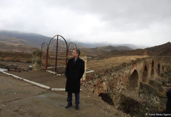 Güney Azərbaycanın milli fəalı Əhməd Obalı Xudafərin körpüsünə səfər edib (FOTO)