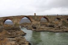 Güney Azərbaycanın milli fəalı Əhməd Obalı Xudafərin körpüsünə səfər edib (FOTO)