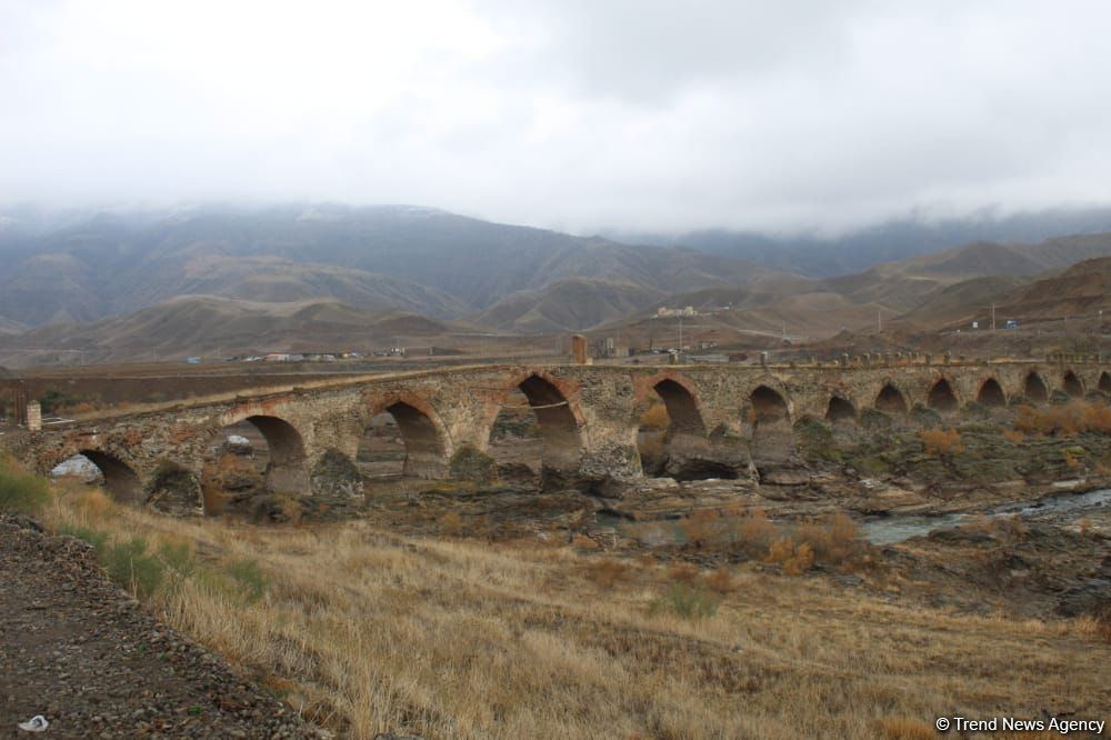 Güney Azərbaycanın milli fəalı Əhməd Obalı Xudafərin körpüsünə səfər edib (FOTO)