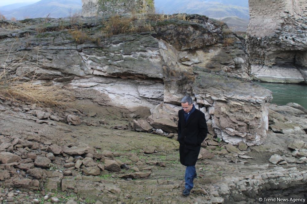 Güney Azərbaycanın milli fəalı Əhməd Obalı Xudafərin körpüsünə səfər edib (FOTO)