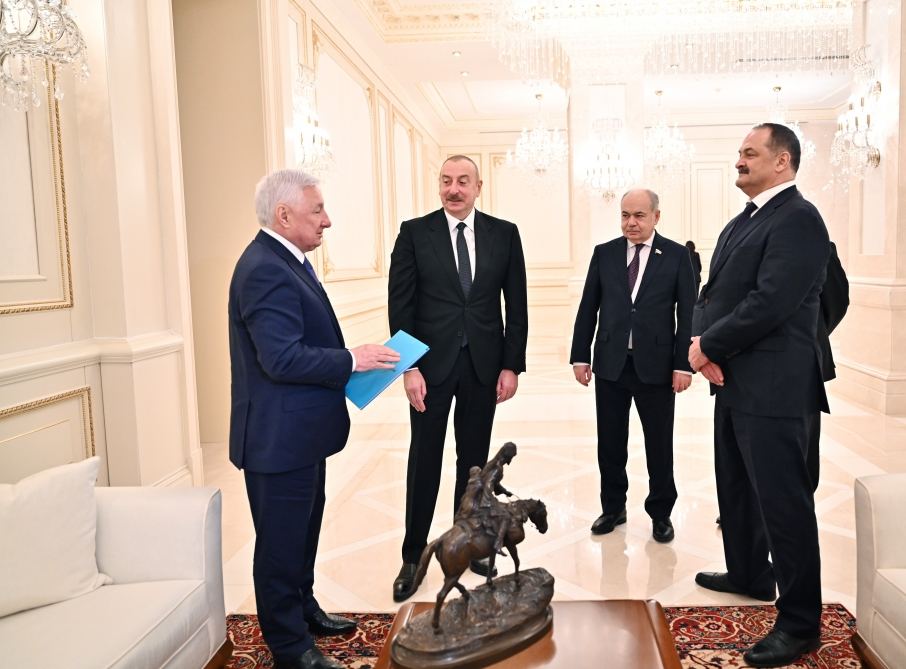 Prezident İlham Əliyevə görkəmli dövlət xadimi və ictimai xadim Əziz Əliyevin vaxtilə iş otağında olan heykəltəraşlıq əsəri təqdim edilib