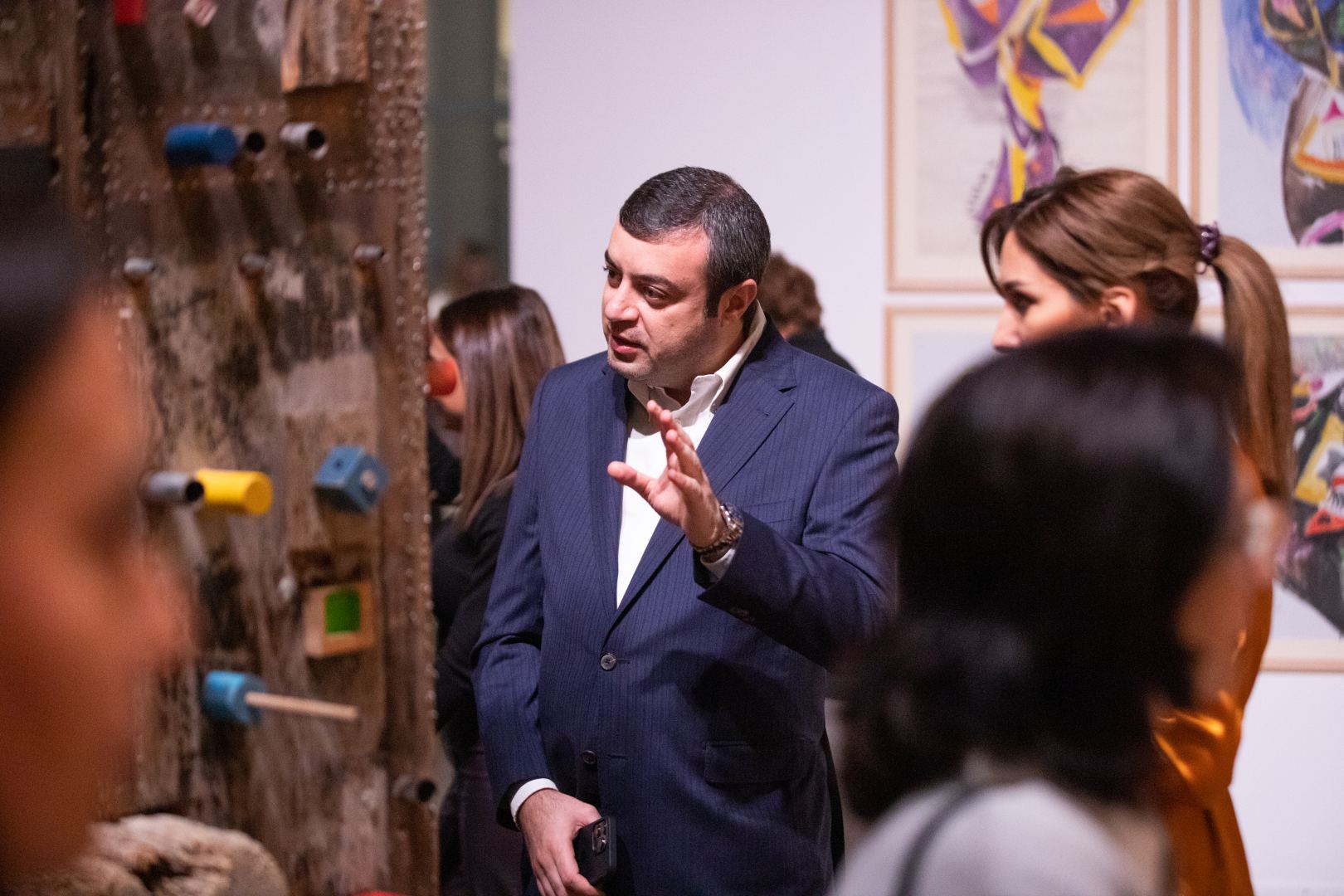 YARAT müxtəlif nəsillərdən olan Azərbaycan rəssamlarının əsərlərindən ibarət “METAKOD” adlı sərgi açıb (FOTO)