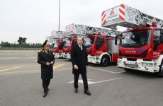 Prezident İlham Əliyev yeni alınmış xüsusi təyinatlı texnikalar və təcili tibbi yardım avtomobilləri ilə tanış olub (FOTO) (YENİLƏNİB)