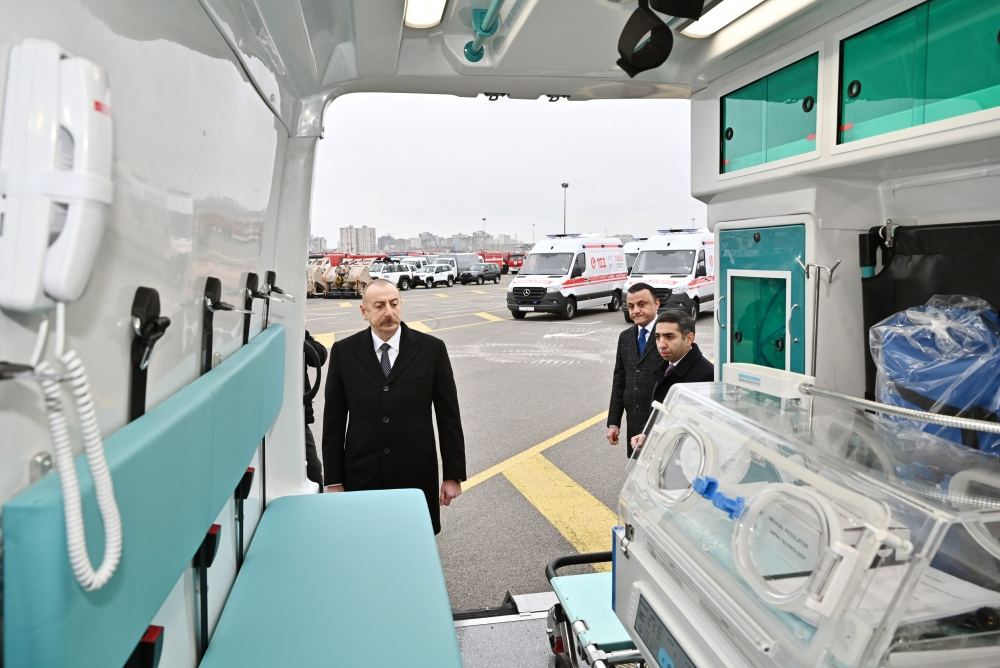 Prezident İlham Əliyev yeni alınmış xüsusi təyinatlı texnikalar və təcili tibbi yardım avtomobilləri ilə tanış olub (FOTO) (YENİLƏNİB)